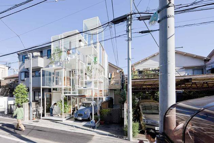 Une mini maison urbaine tout en verre et acier blanc
